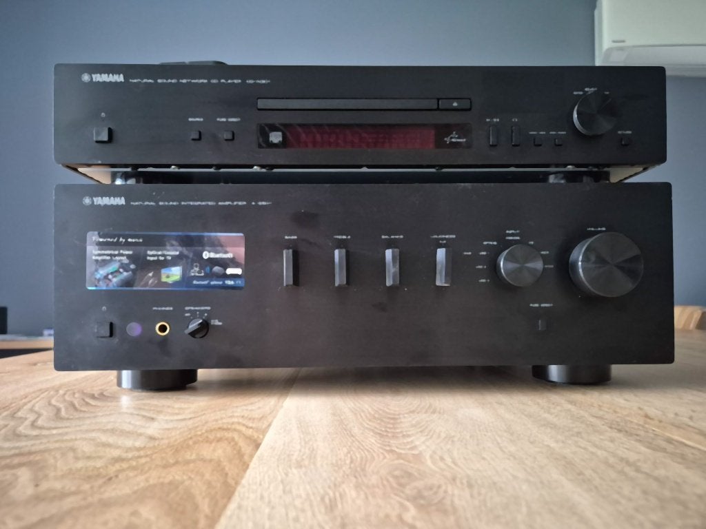 Foto 2 van Yamaha Versterker, met CD/netwerk speler met Boston boxen.