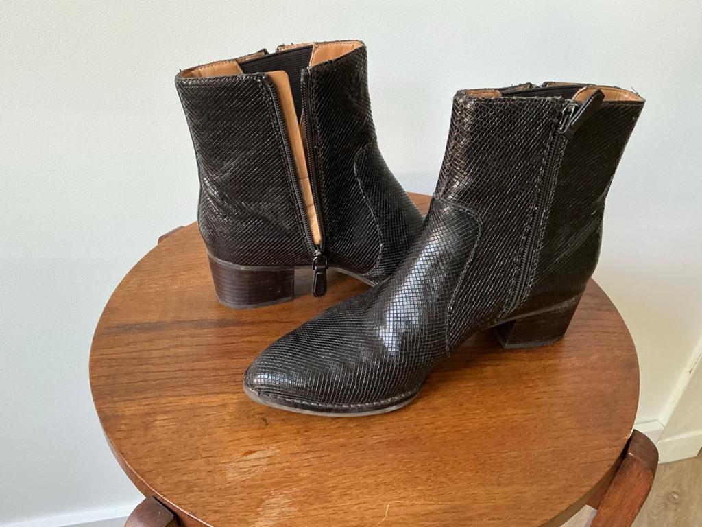 Nieuwe Ecco enkellaarsjes, maat 39, zwart met slangenprint, Kleding | Dames, Schoenen, Ophalen of Verzenden, Nieuw, Zwart, Lage of Enkellaarzen