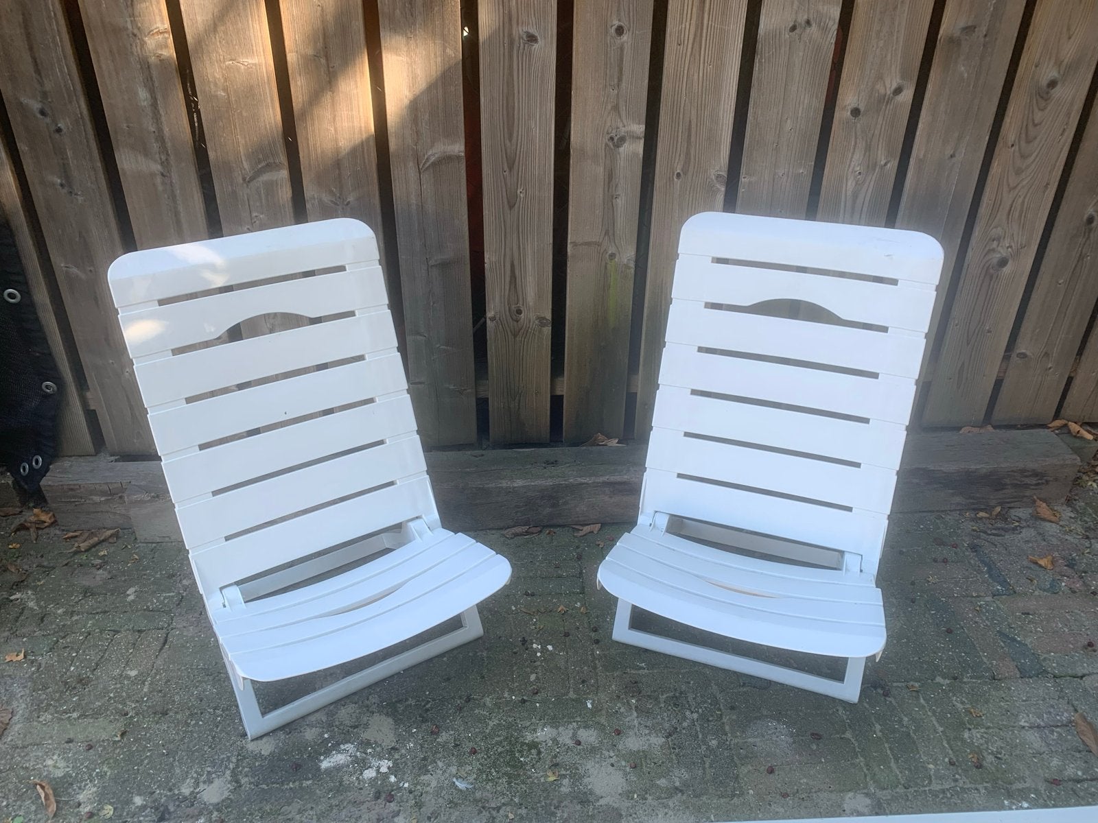 2x Witte Kunststof Klapstoelen, Ophalen of Verzenden, Gebruikt, Kunststof, Inklapbaar