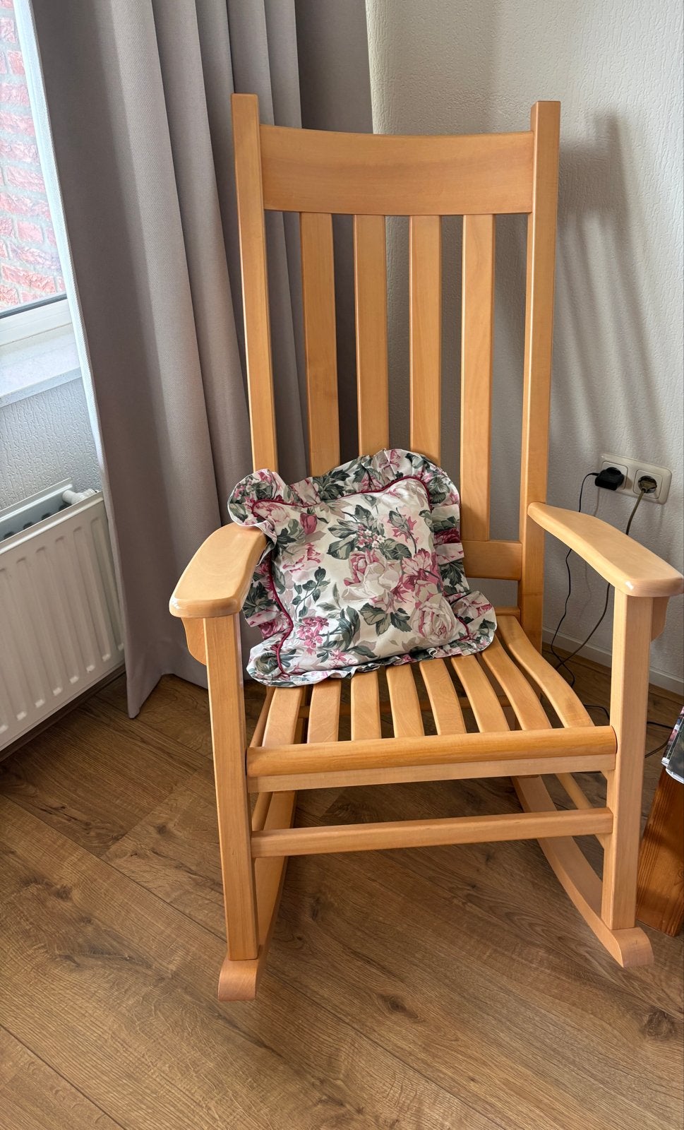 Houten schommelstoel in uitstekende staat, Huis en Inrichting, Ophalen, Overige kleuren, Zo goed als nieuw, Eén