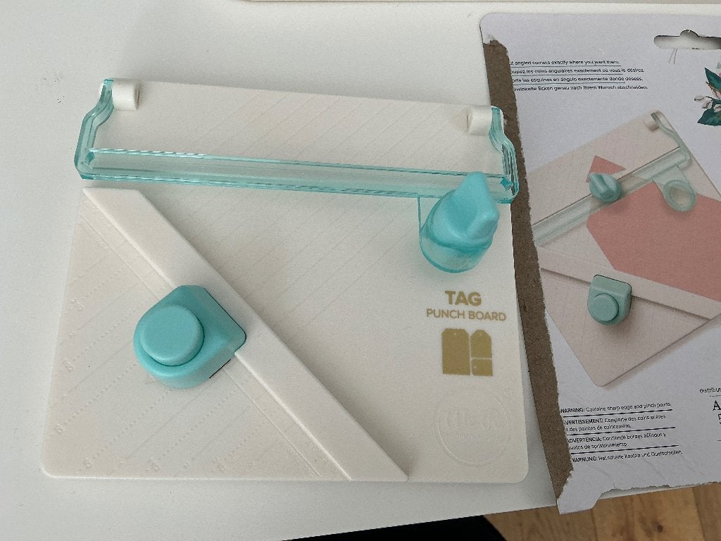 We R Memory Keepers Tag Punch Bord, Ophalen of Verzenden, Zo goed als nieuw, Frame of Mal