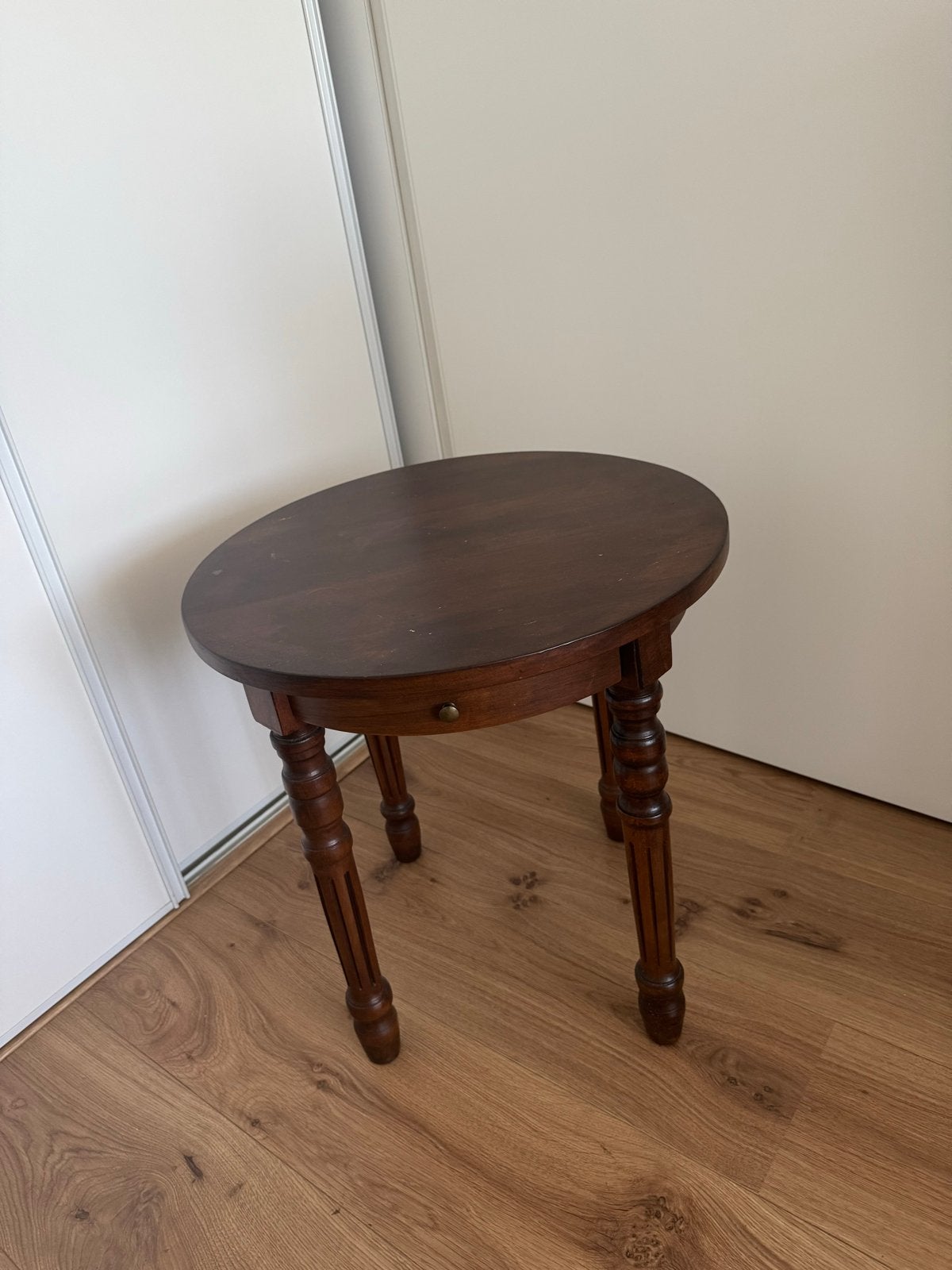 Set van 2 houten bijzettafels met lade, Huis en Inrichting, Tafels | Bijzettafels, Minder dan 55 cm, Gebruikt, Rond, Hout