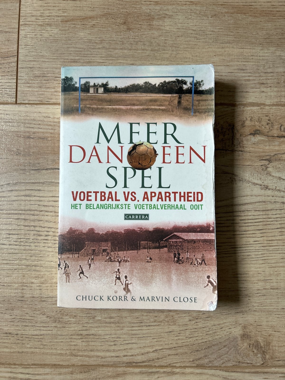 Boek; Meer Dan Een Spel: Voetbal vs. Apartheid, Ophalen of Verzenden, Gelezen, Balsport