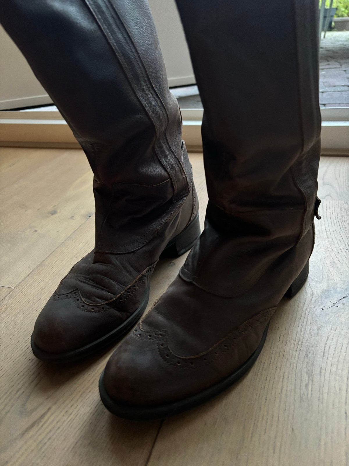 Bruine leren laarzen met brogue details, Ophalen of Verzenden, Gedragen, Bruin, Hoge laarzen