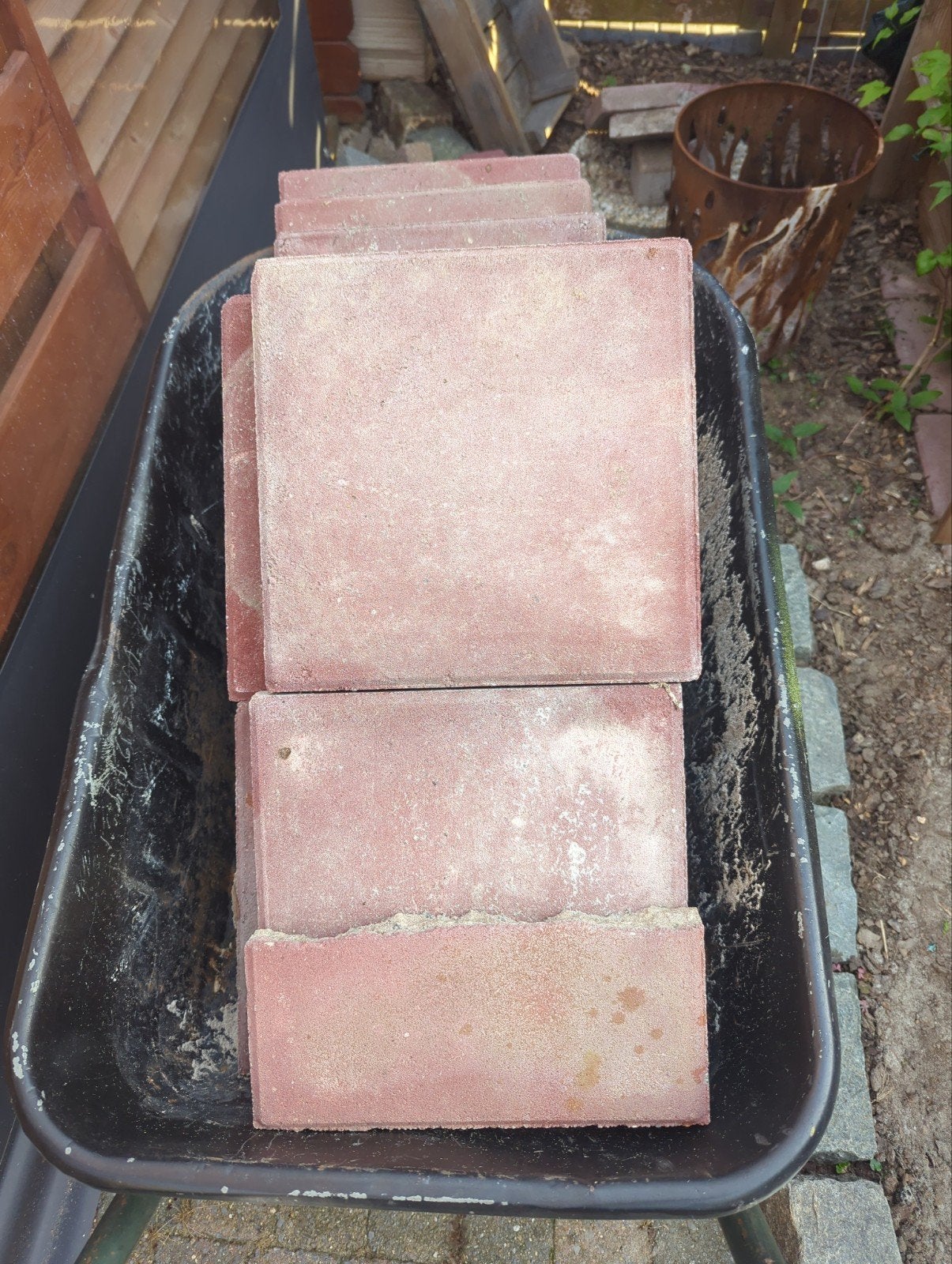 gratis af te halen 21 stoeptegels, Ophalen, Gebruikt, Beton, Terrastegels