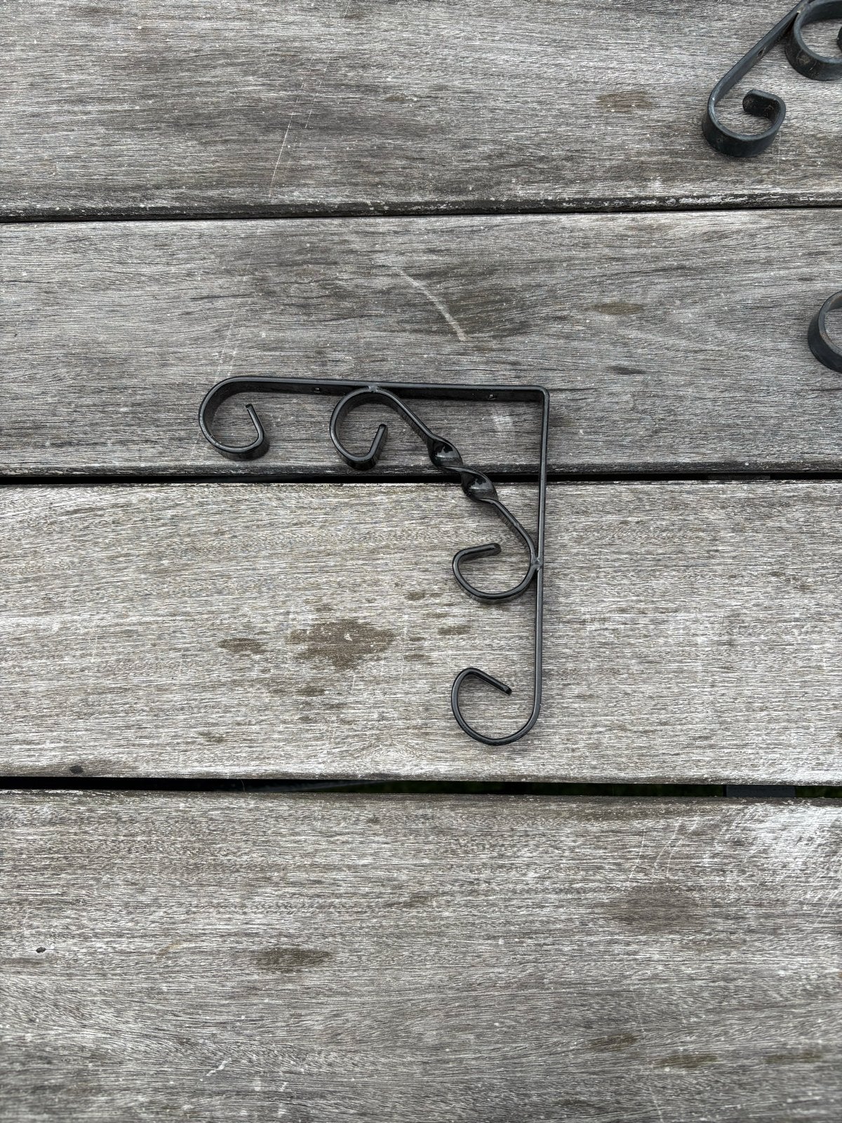 Zwarte metalen wandhaak voor planten of decoratie, Ophalen of Verzenden, Klassiek, Metaal, Gebruikt