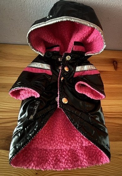 Chique XS lakjasje - fleece voering - Pretty Pet, Dieren en Toebehoren, Hondenkleding, Ophalen of Verzenden, Zo goed als nieuw