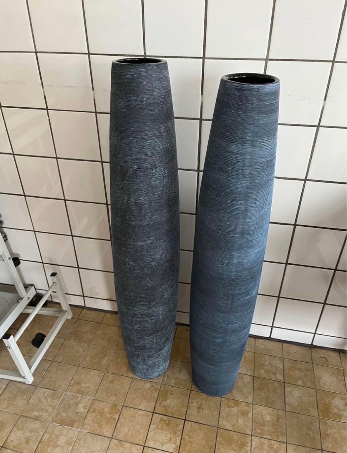 Hoge vazen donkerblauw/donkergrijs 100 cm - Haans Lifestyle, Huis en Inrichting, Woonaccessoires | Vazen, Ophalen, Zo goed als nieuw
