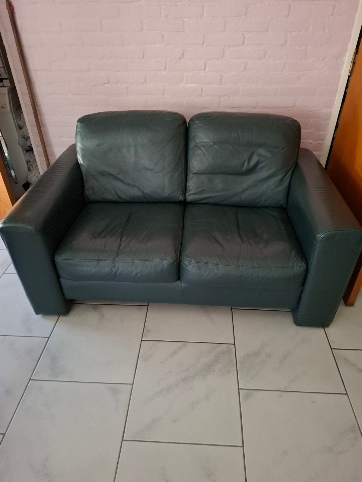 Comfortabele tweepersoonsbank van donkergroen leer, Gebruikt, 150 tot 200 cm, Tweepersoons, Ophalen of Verzenden