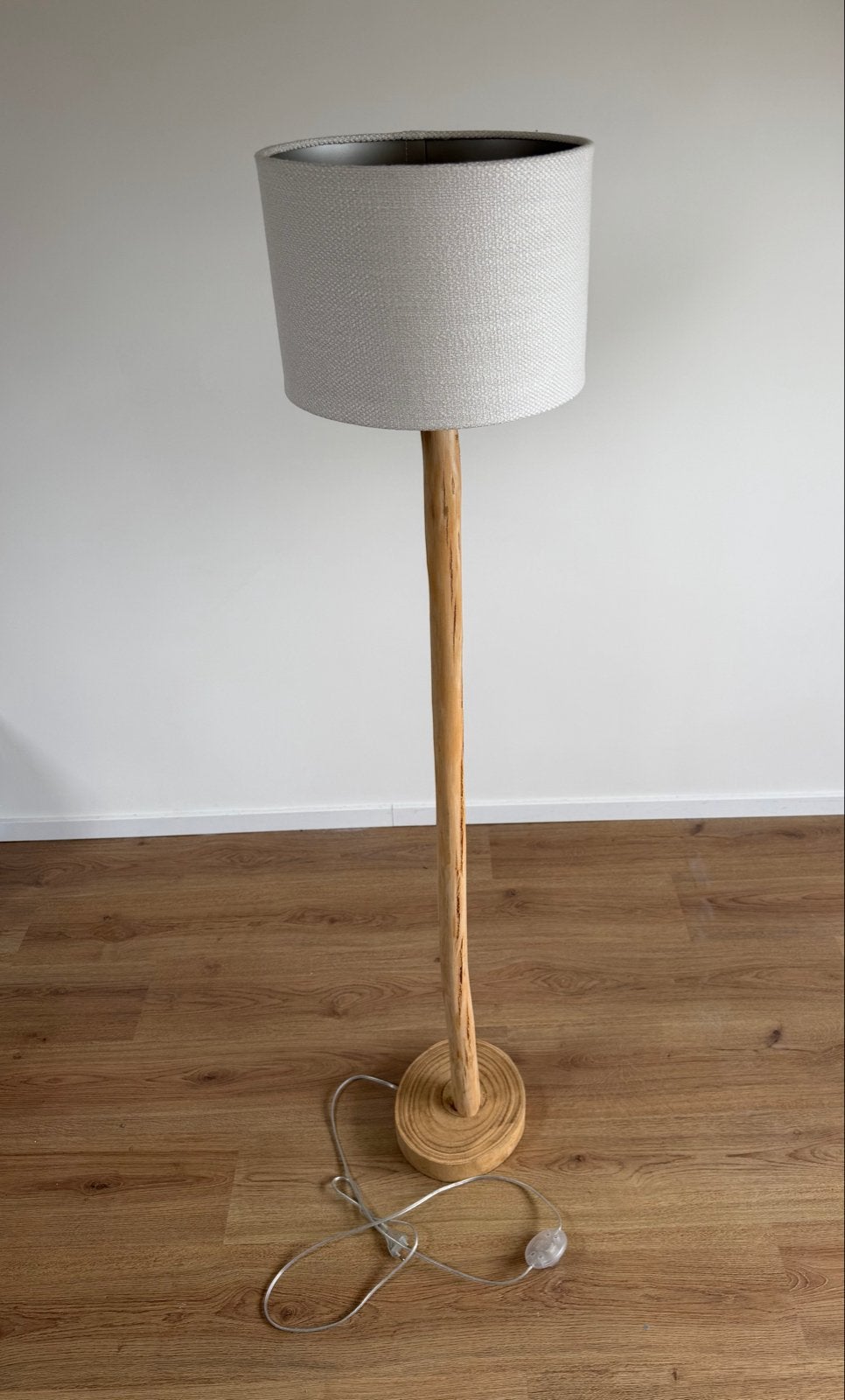 Stijlvolle staande lamp met houten voet en stoffen kap, Ophalen, Zo goed als nieuw, Hout, 150 tot 200 cm