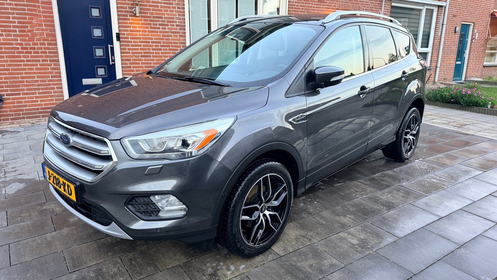 Ford Kuga 110KW 2WD 2017 Grijs, 1498 cc, 4 cilinders, 2000 kg, Leder en Stof