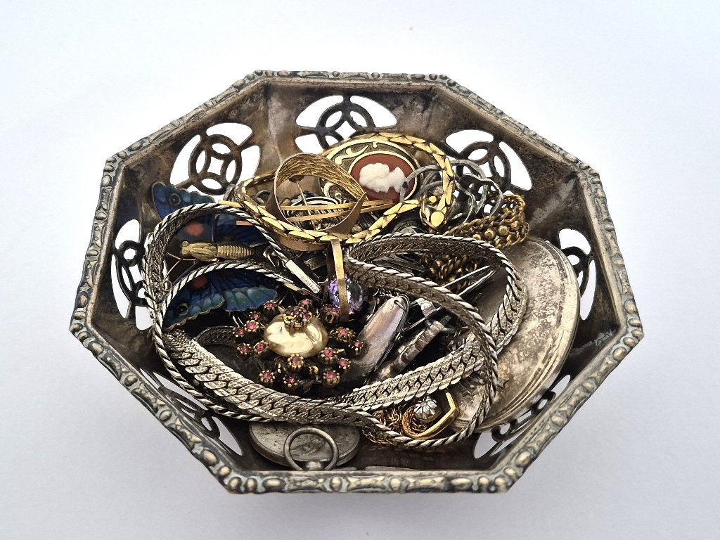 Mandje met zilver/ verzilverde? sieraden, Ophalen of Verzenden, Zilver