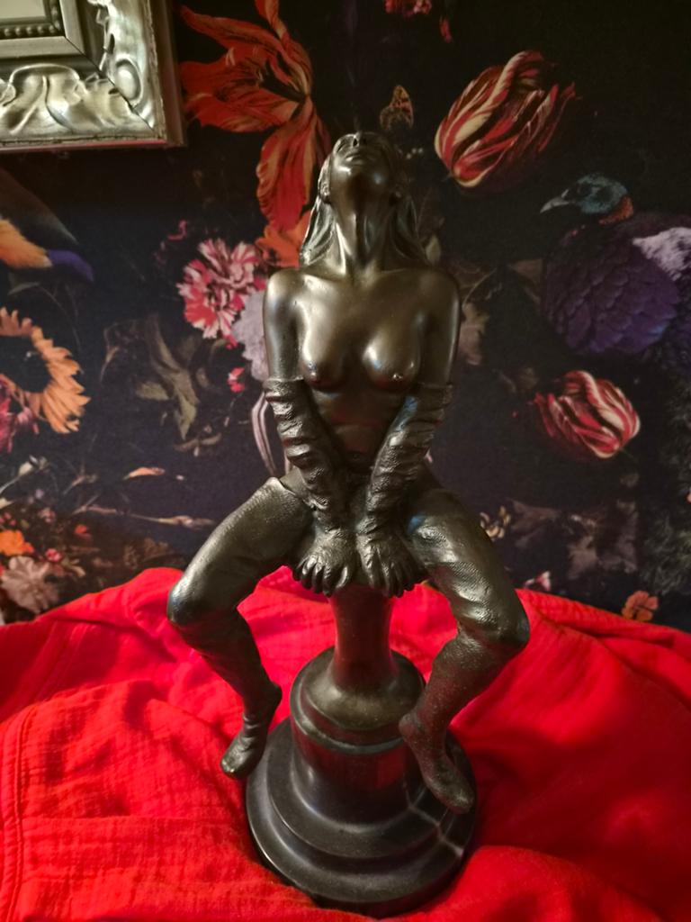 Bronzen beeld van een zittende vrouw, gesigneerd, Antiek en Kunst, Gemerkt, Ophalen of Verzenden, Brons, 20 - 50 cm