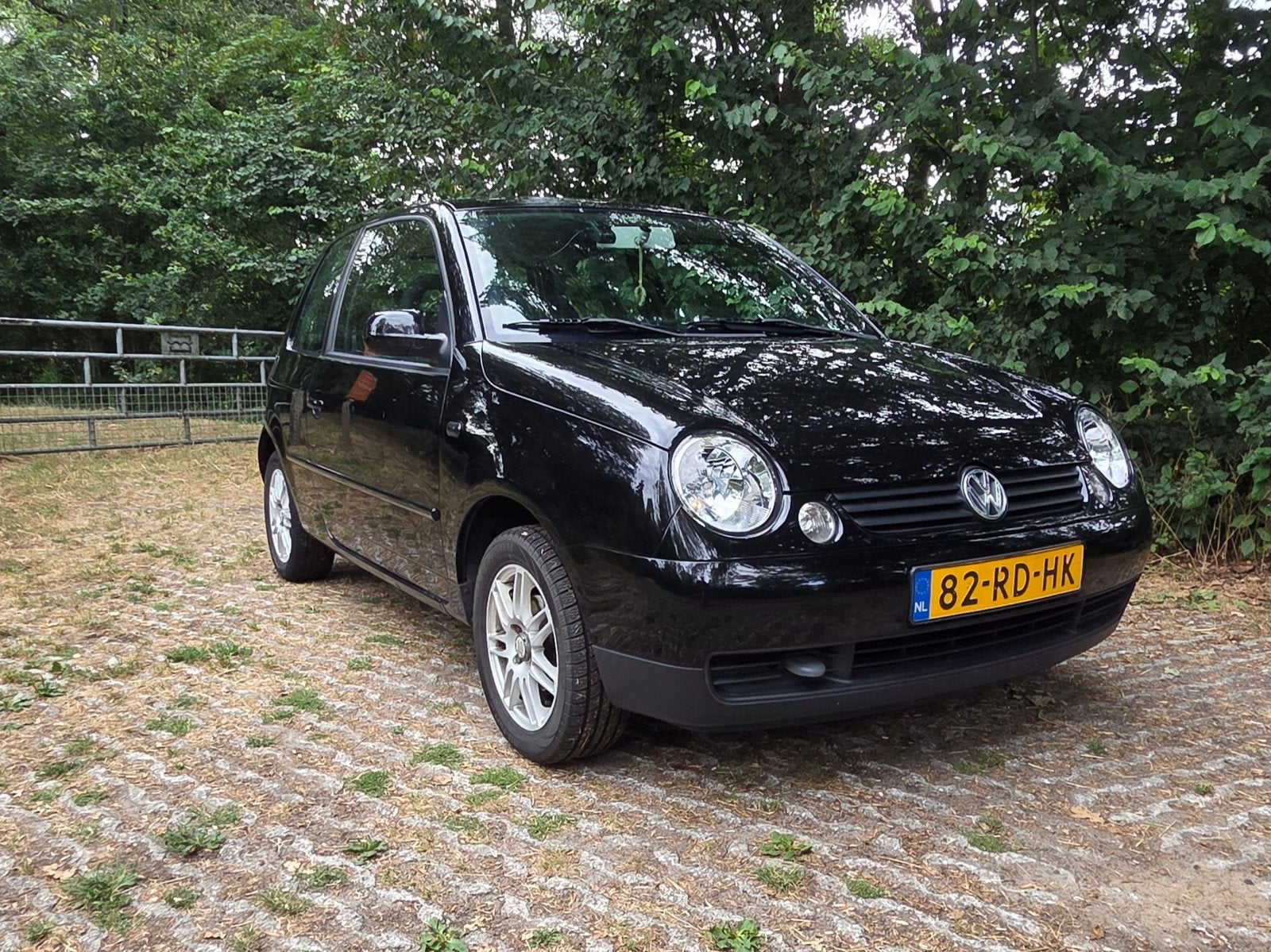 Volkswagen Lupo op leuke velgen, Voorwielaandrijving, 4 cilinders, 4 stoelen, Zwart