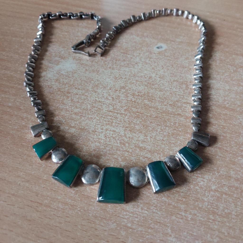 Een silvere ketting met Malachiet   45 cm, Overige voorstellingen, Nieuw, Ophalen of Verzenden, Steen of Mineraal