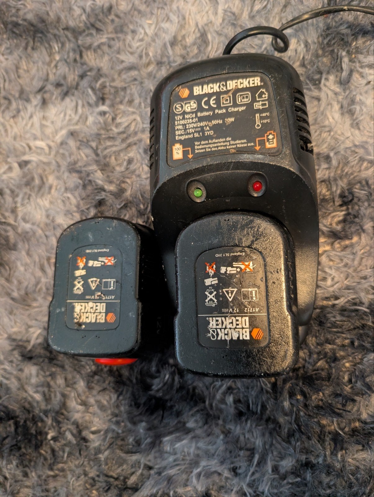 Black & Decker 12V Acculader met 2 Accu's, Ophalen of Verzenden, Gebruikt, Minder dan 400 watt, Overige typen