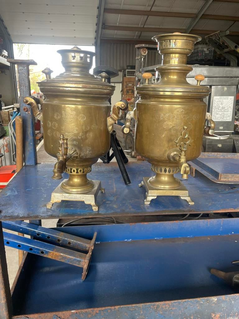 twee antieke Russische samovars, Ophalen