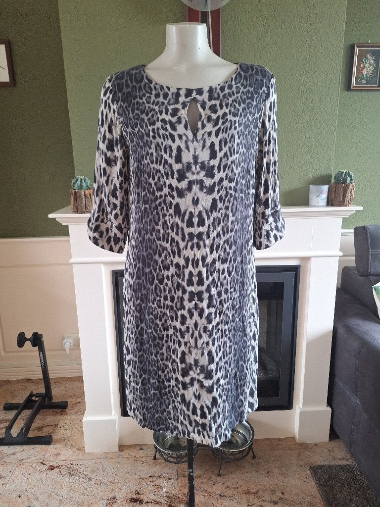 Giovane zijde look grijze panter print jurk NL 40 gevoerd, Kleding | Dames, Maat 38/40 (M), Verzenden, Zo goed als nieuw, Knielengte