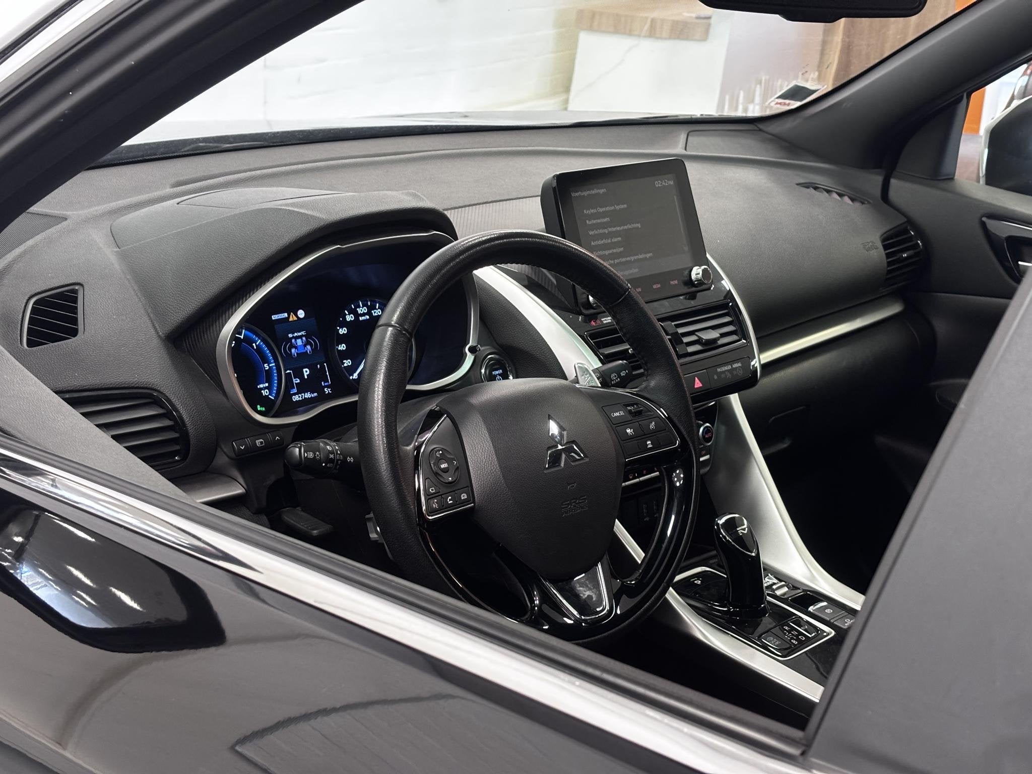 Mitsubishi Eclipse Cross 2.4 PHEV Instyle | Leder | Panorama, Automaat, 188 pk, 14 kWh, 4 cilinders