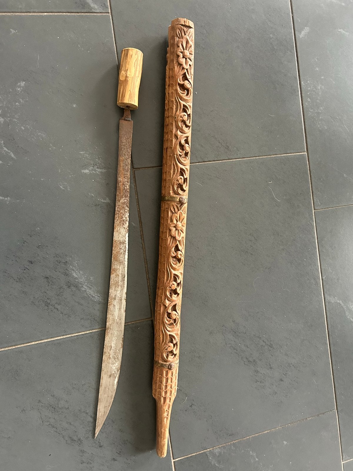 Antiek Indonesisch kapmes met bewerkte houten schede, Ophalen