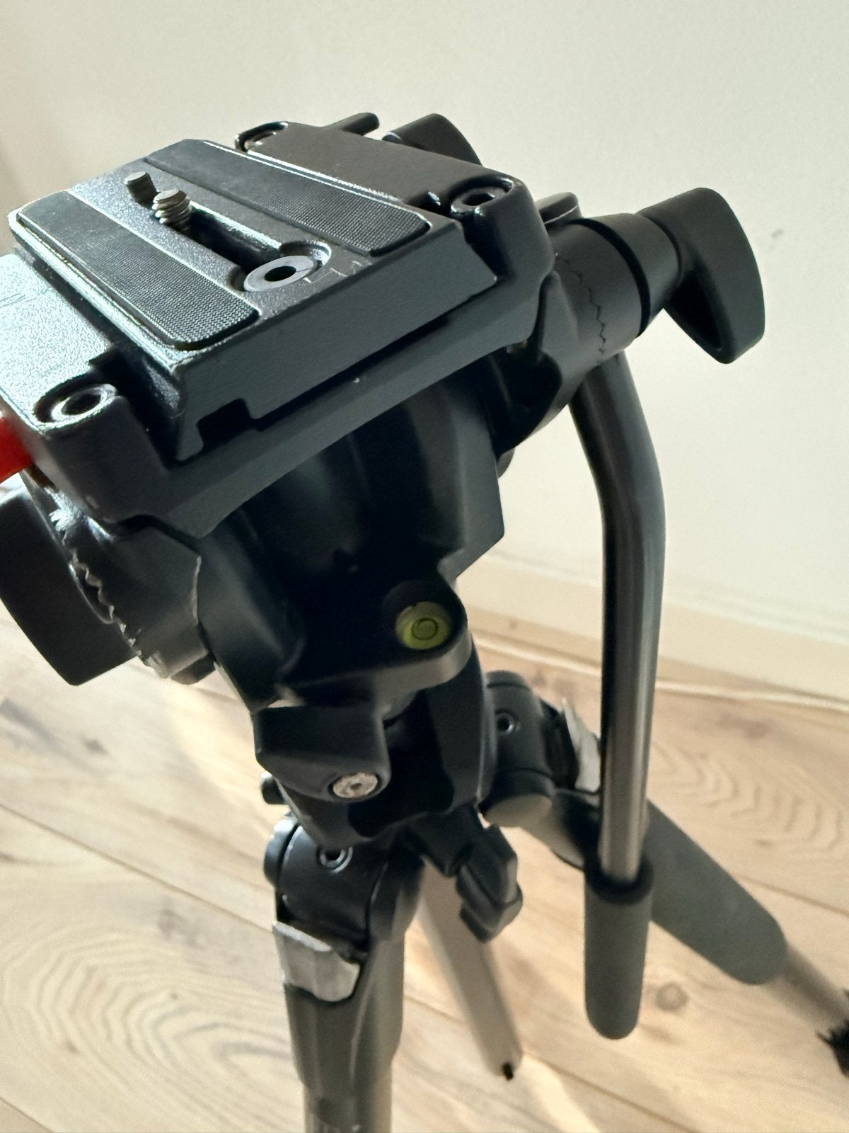 Manfrotto statief met vloeistofkop en draagtas, Audio, Tv en Foto, Fotografie | Statieven en Balhoofden, Ophalen, Gebruikt, Driepoot