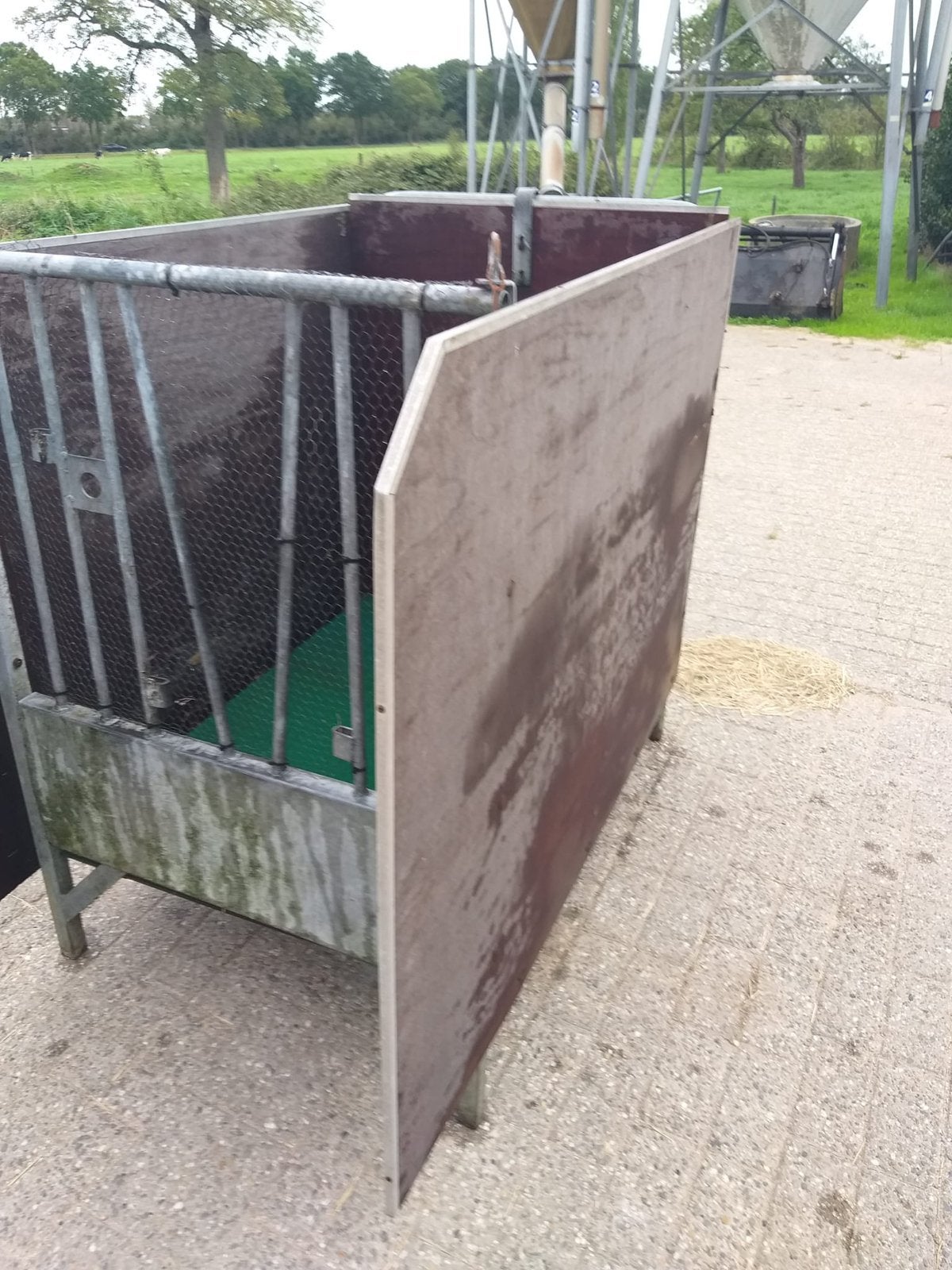 GRATIS - Kalverbox omgebouwd tot hondenhok of konijnenhok, Dieren en Toebehoren