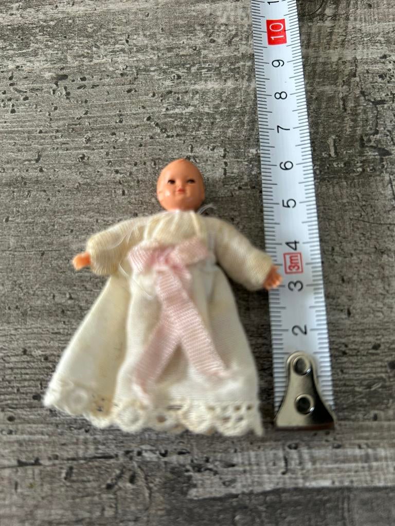 Caco (Canzler) baby popje in doopjurkje, Verzamelen, Poppenhuizen en Toebehoren, Ophalen of Verzenden, Zo goed als nieuw, Popje