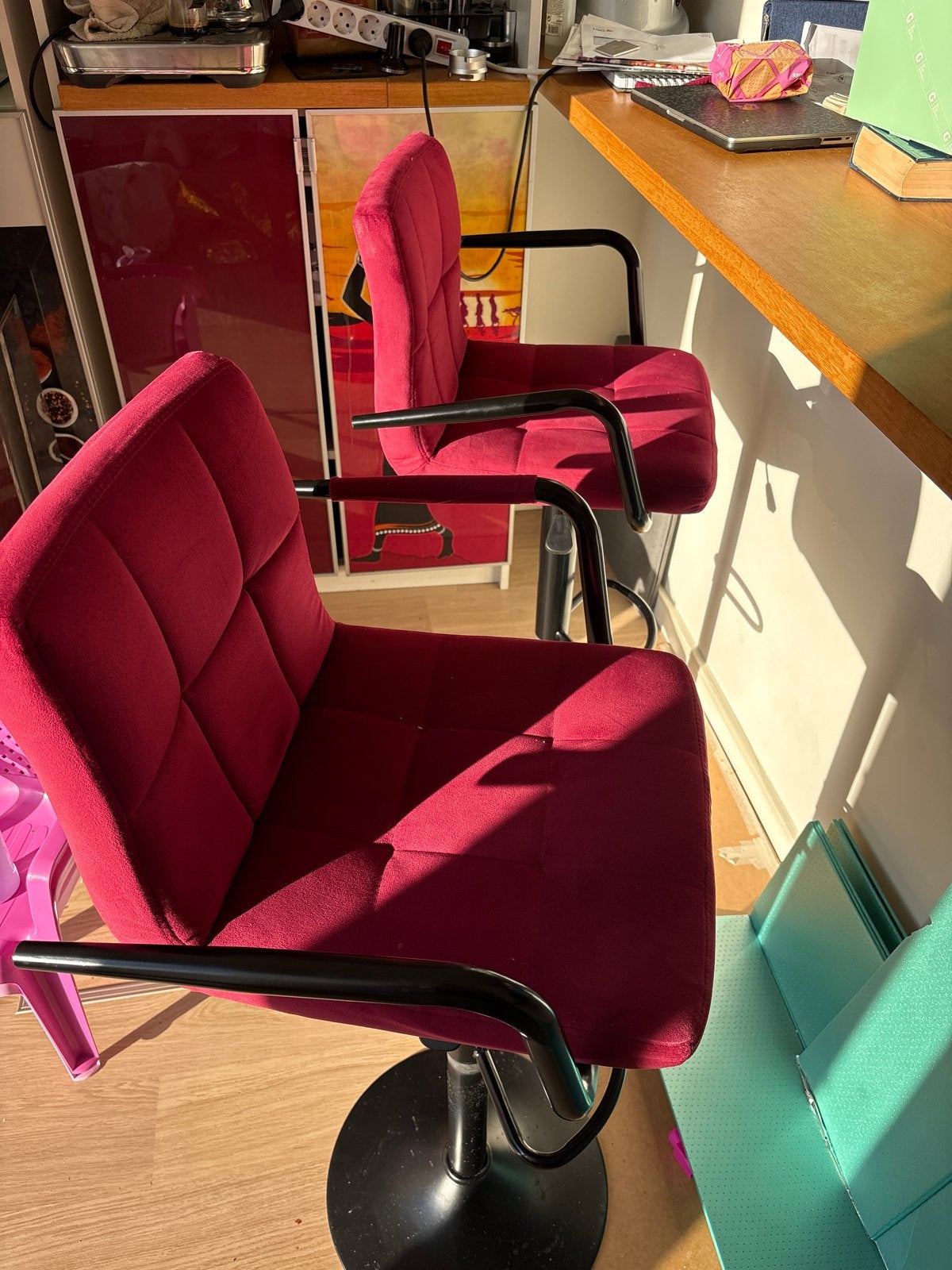 Set van 2 rode barstoelen met armleuningen, Huis en Inrichting, Ophalen, Gebruikt, In hoogte verstelbaar, 60 tot 90 cm
