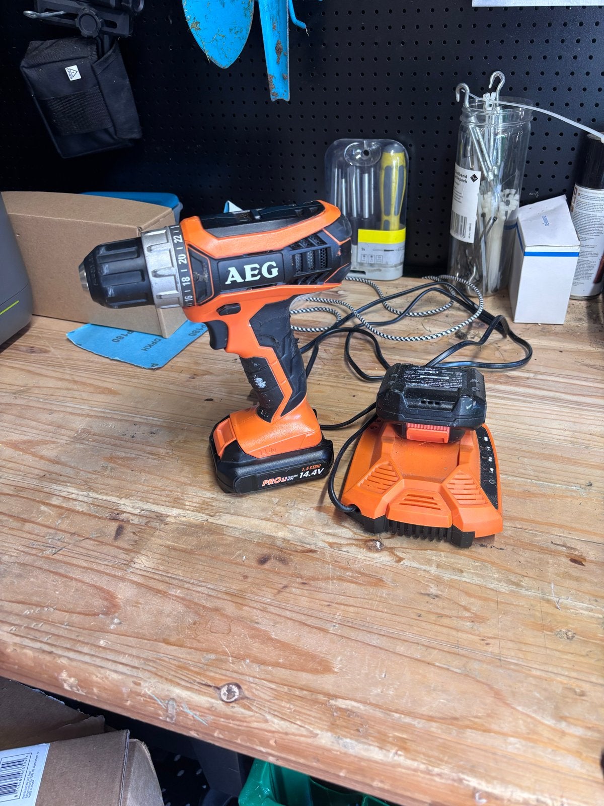 AEG Accuboormachine BS 14 G3 met lader en extra accu, Gebruikt, Variabele snelheid, Ophalen of Verzenden, Boor- en Schroefmachine