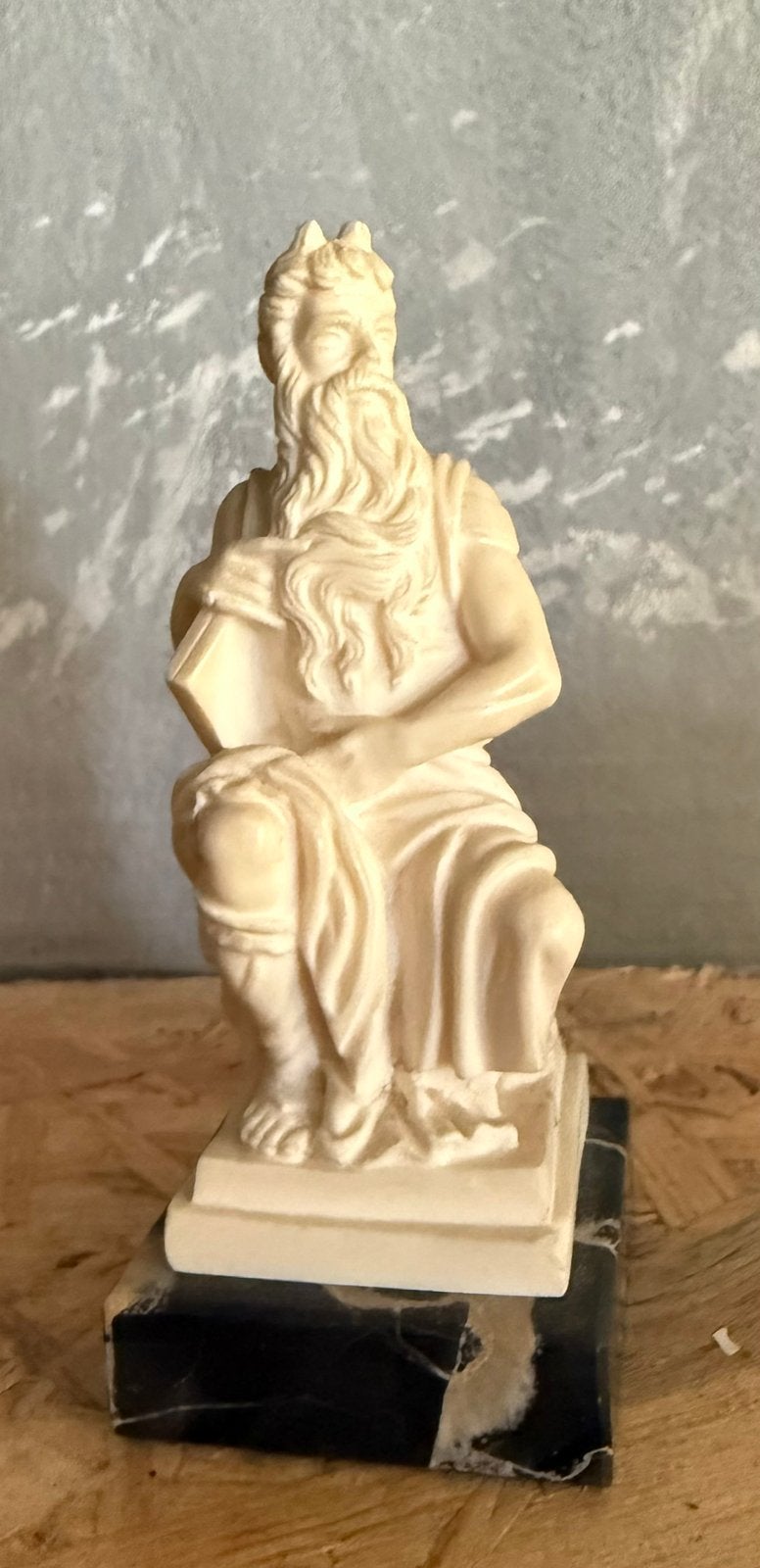 Klassiek beeldje van Michelangelo's Mozes door Gino Ruggeri, Minder dan 20 cm, Ophalen of Verzenden, Beeld, Man