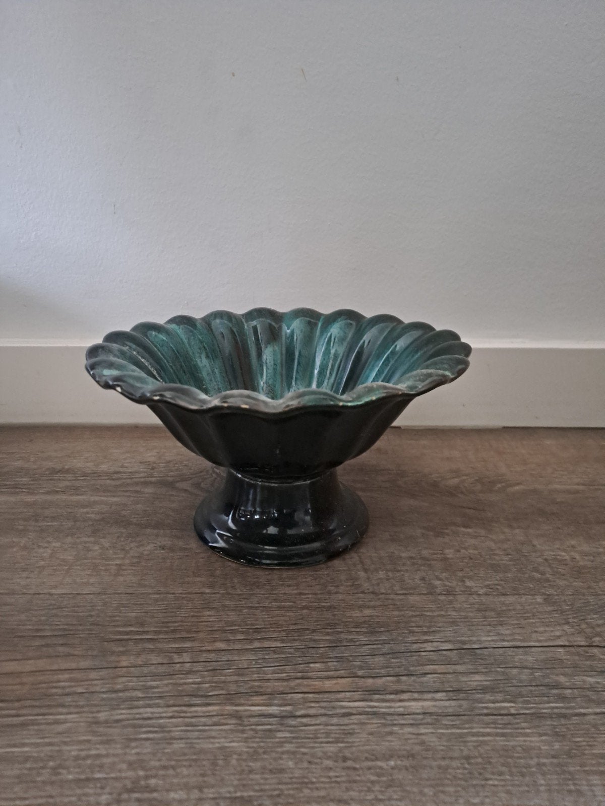 Decoratieve schaal op voet, groen geglazuurd, Huis en Inrichting, Ophalen