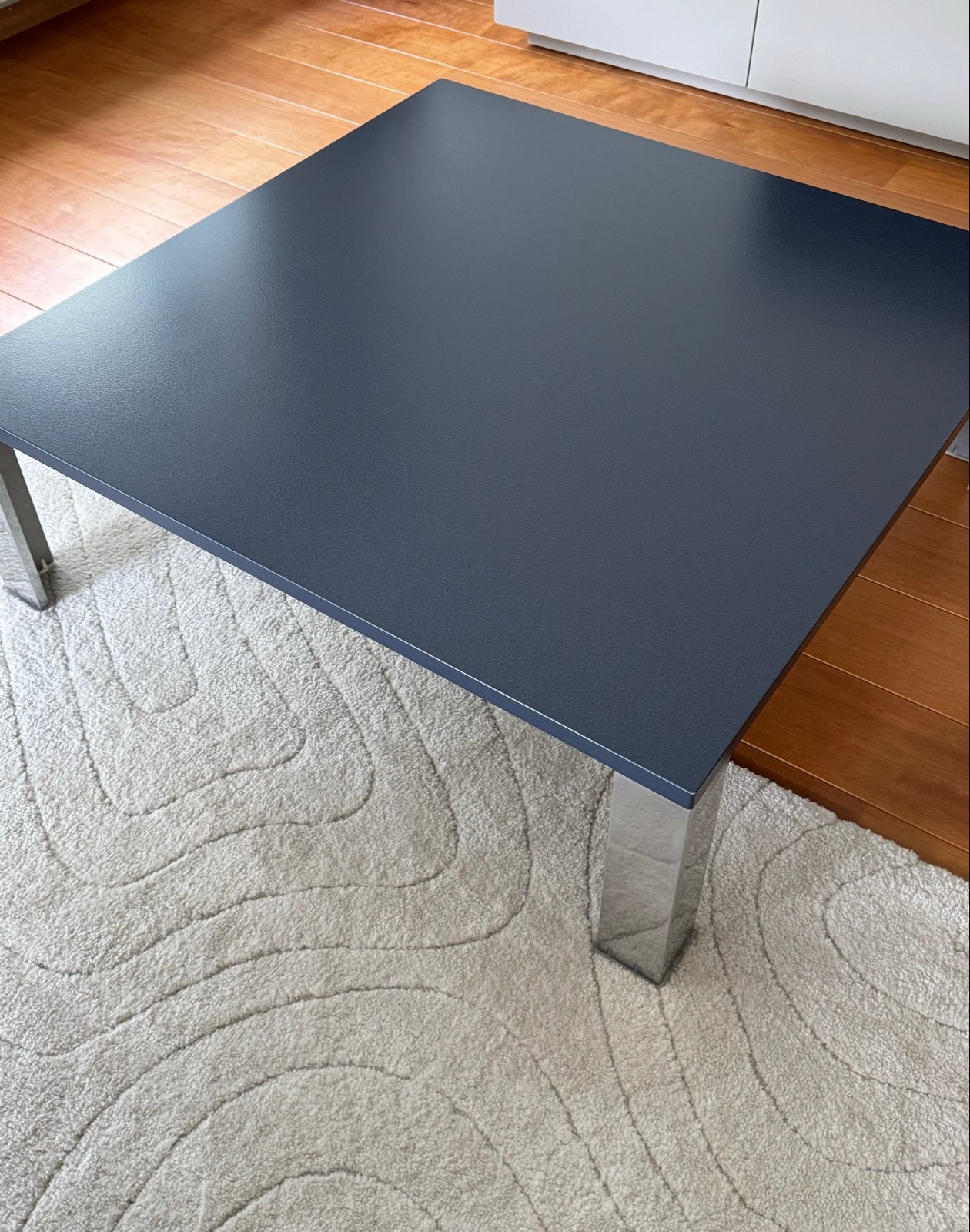 Leolux salontafel 90x90x30cm - Diepblauw - Keurige staat, Huis en Inrichting, Vierkant, 50 tot 100 cm, Zo goed als nieuw, Modern