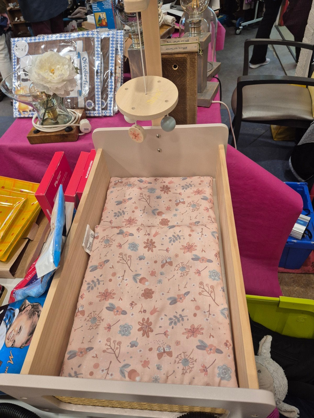 Howa Houten Poppenbedje “miniflowers” ​​met Mobiel&dekbed, Ophalen, Zo goed als nieuw