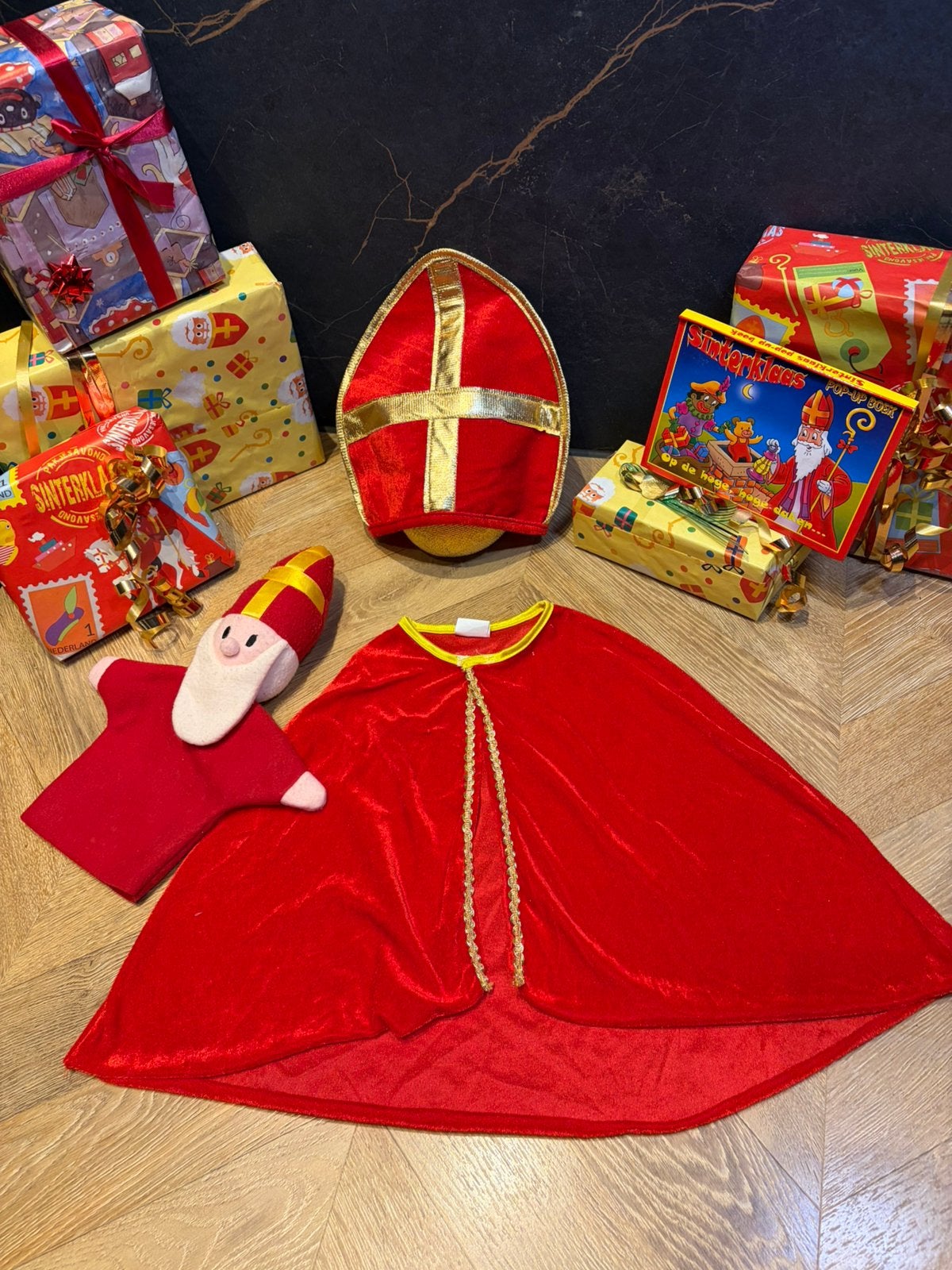 Sinterklaas set boek handpop maat 116 zwarte piet, Diversen, Sinterklaas, Ophalen of Verzenden, Zo goed als nieuw