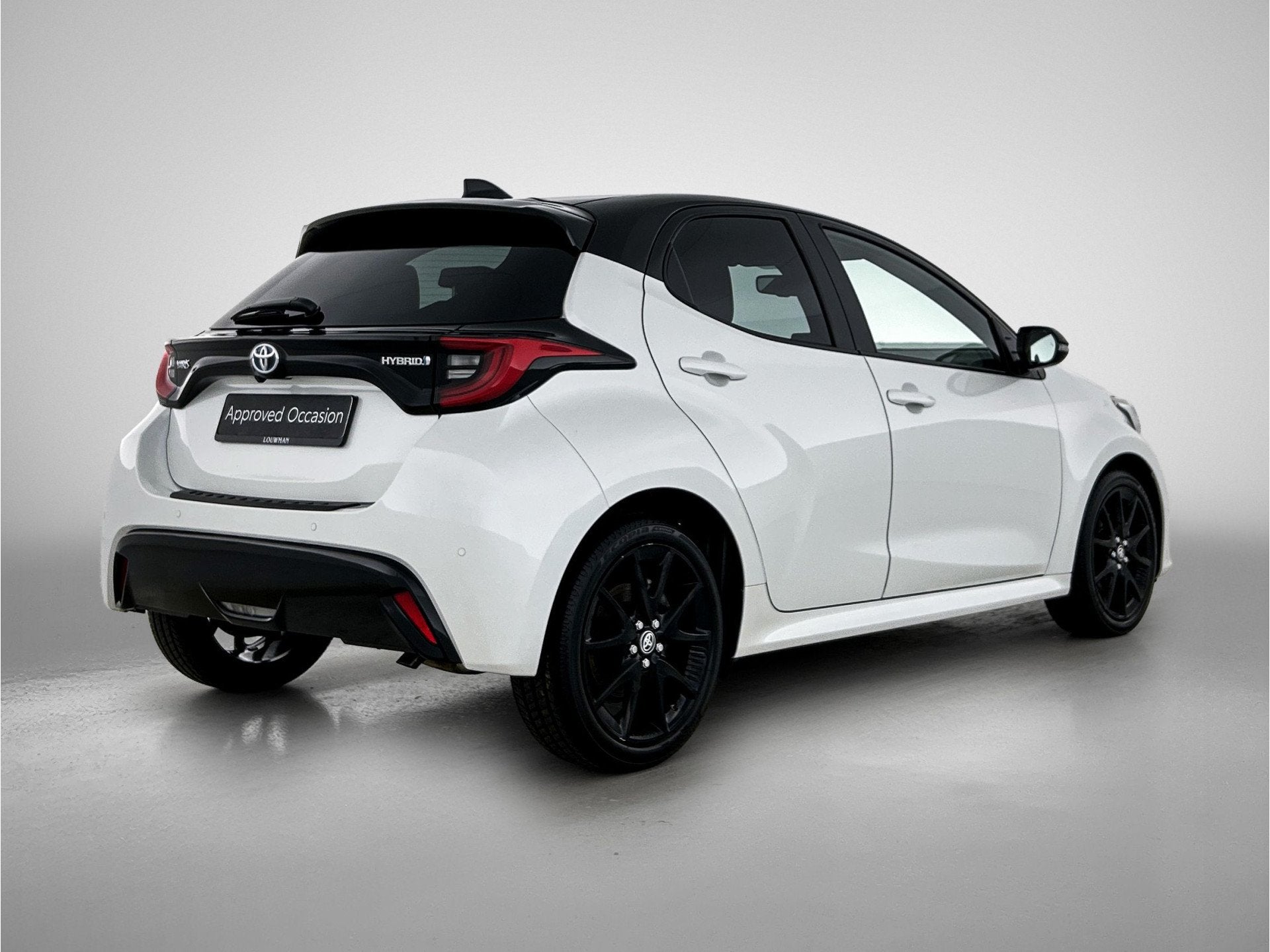 Toyota Yaris 1.5 Hybrid Executive | BTW Voertuig | Dealer on, 12 maanden, Gebruikt, Zwart, Bedrijf