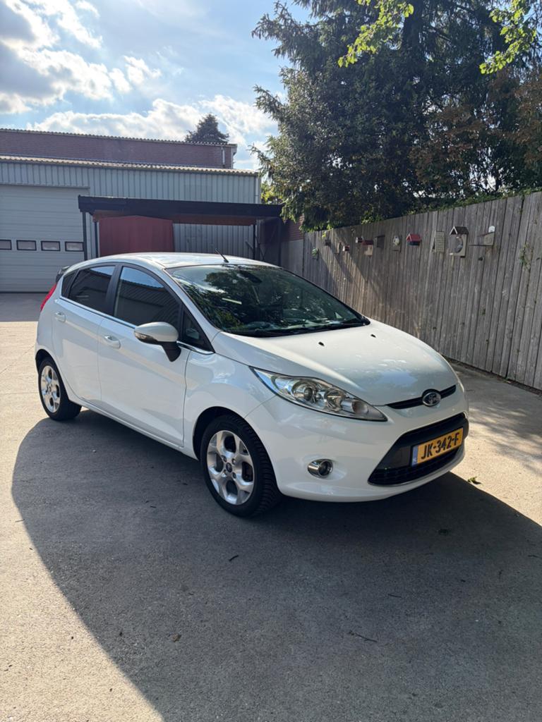 Ford Fiësta 1.4 71KW 5DR 2009, Auto's, Ford, Voorwielaandrijving, Stof, Zwart, Wit