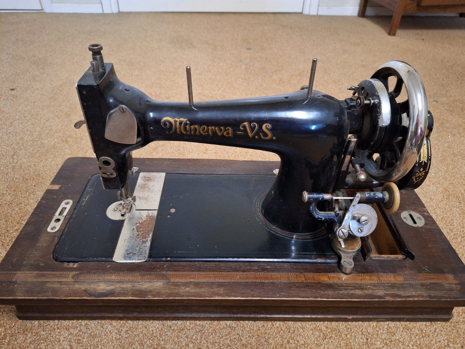 Antieke Minerva V.S. Naaimachine met Houten Kap, Ophalen