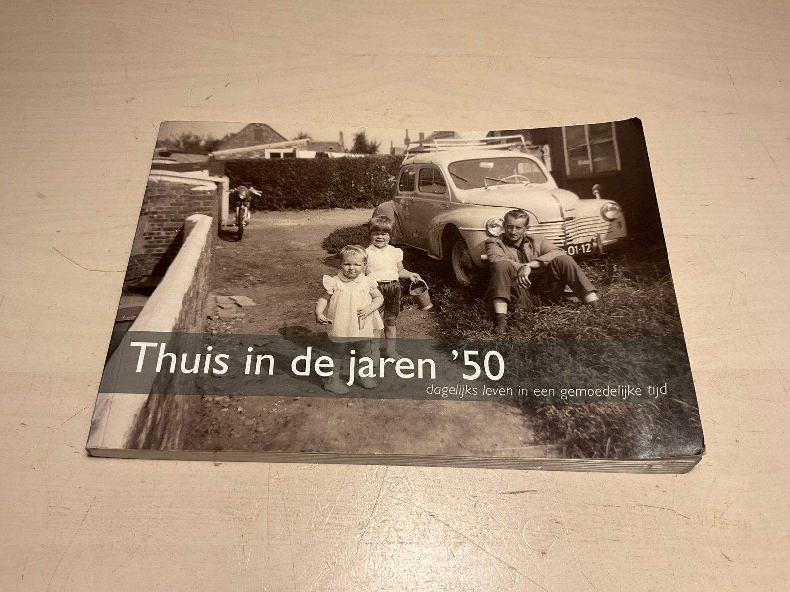 Thuis in de jaren ‘50 dagelijks leven in gemoedelijke tijd, Ophalen of Verzenden, Zo goed als nieuw