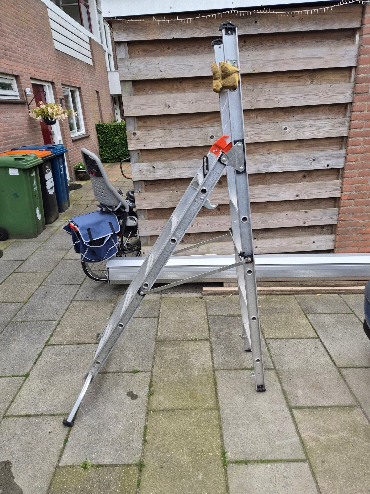 Stevige aluminium trap/ladder - opvouwbaar, Gebruikt, Trap, Ophalen of Verzenden, Opvouwbaar of Inschuifbaar
