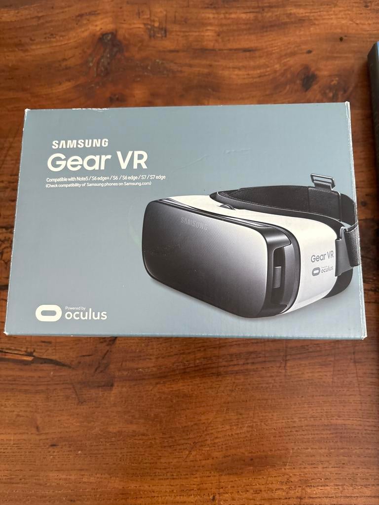 Samsung Gear VR (SM-R322) - Virtual Reality Bril, Spelcomputers en Games, Virtual Reality, Ophalen, Zo goed als nieuw, VR-bril