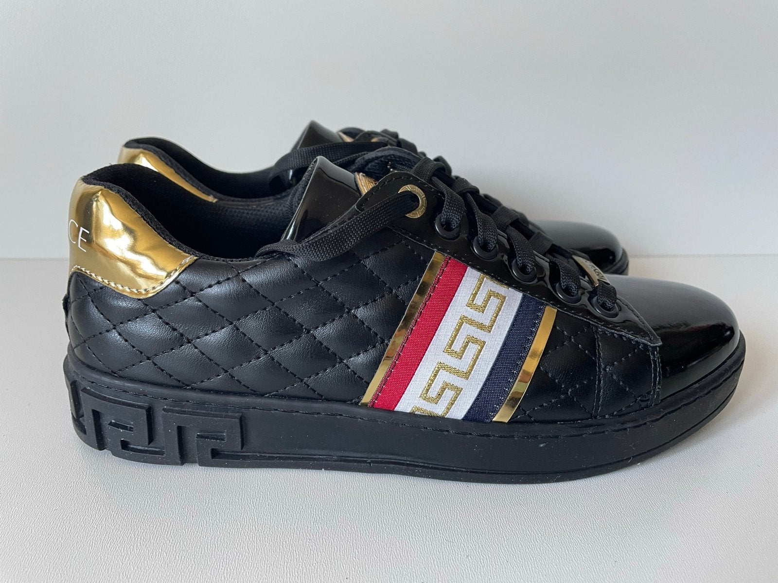 Versace sneakers zwart met goud - Maat 40, Kleding | Dames, Zwart, Ophalen of Verzenden, Sneakers of Gympen, Zo goed als nieuw