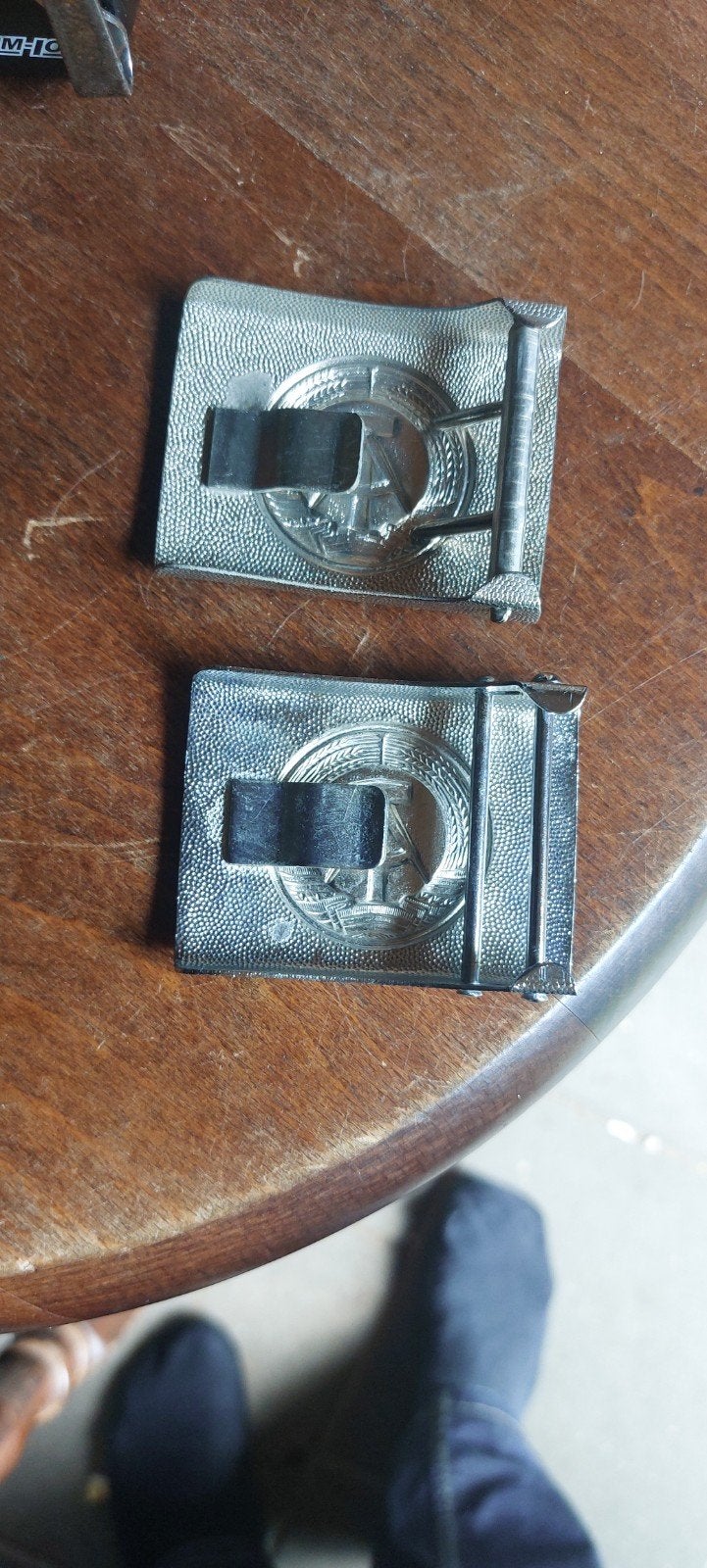 Twee originele DDR gespen met embleem, Ophalen of Verzenden