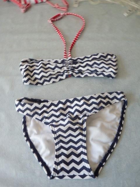Navy stijl blauw met wit golfpatroon bikini mt 128, Bikiniset, Meisje, Zo goed als nieuw, Manouxx