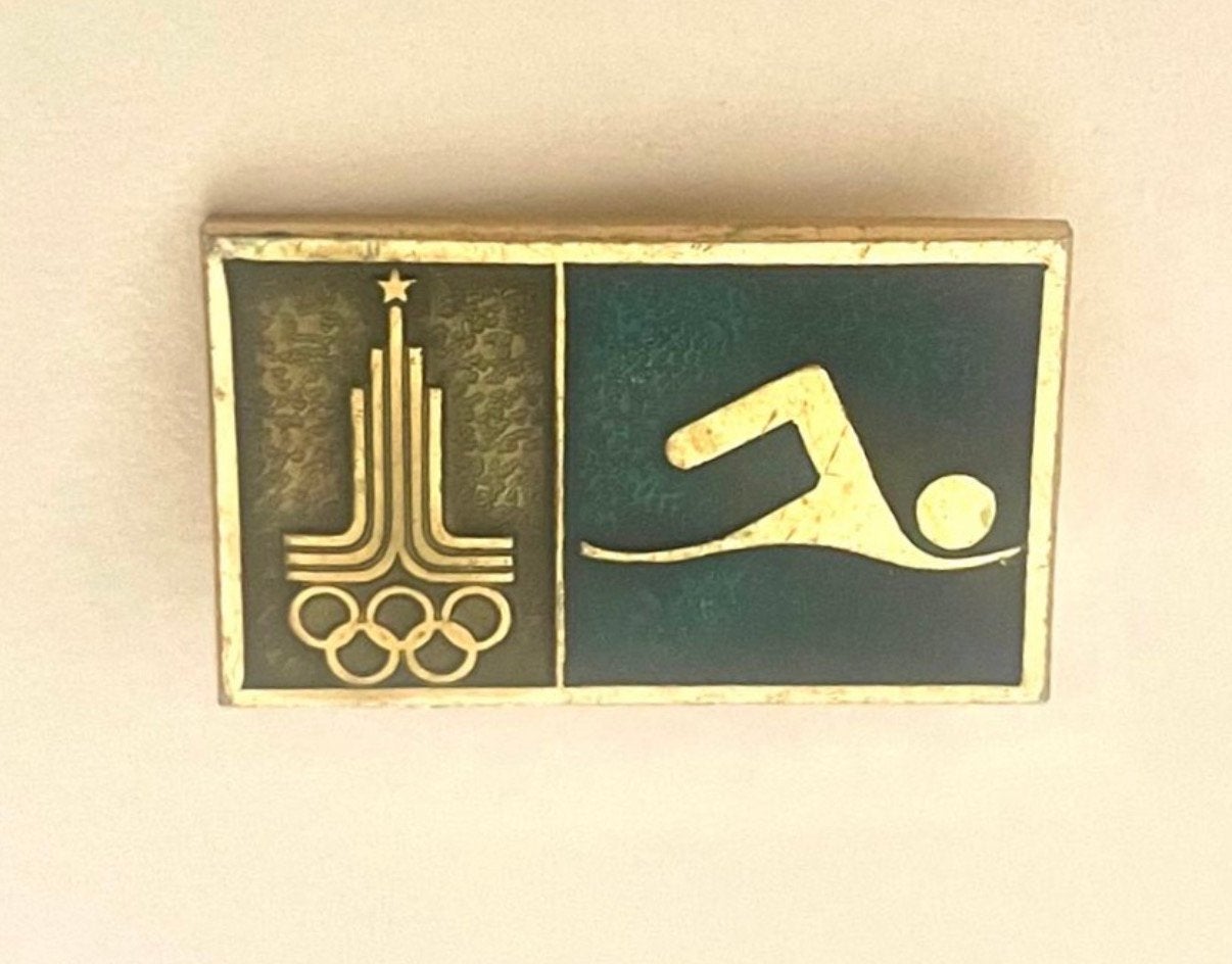 Olympische Spelen Moskou 1980 pin/speldje Zwemmen USSR, Verzamelen, Speldjes, Pins en Buttons, Ophalen of Verzenden, Zo goed als nieuw
