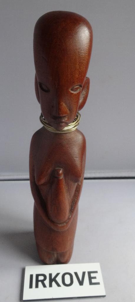 VROUW MET KRUIK * Houten Beeldje *, Antiek en Kunst, Verzenden
