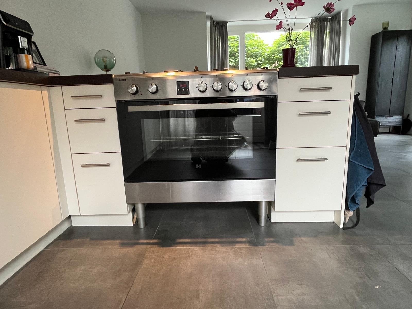 Moderne hoekkeuken met kookeiland en inbouwapparatuur, Ophalen, Gebruikt, Hoekkeuken, Kunststof
