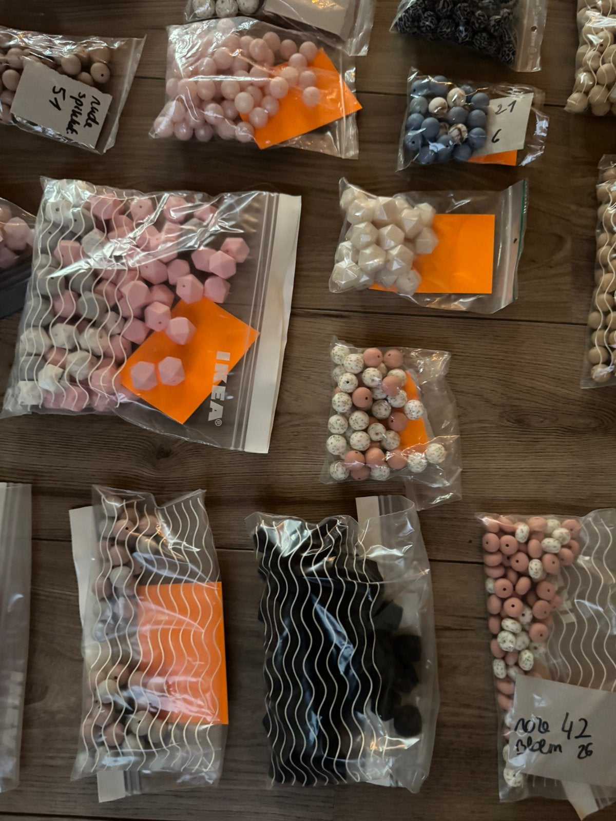 Foto 22 van Mega collectie van 6200+ siliconen kralen te koop