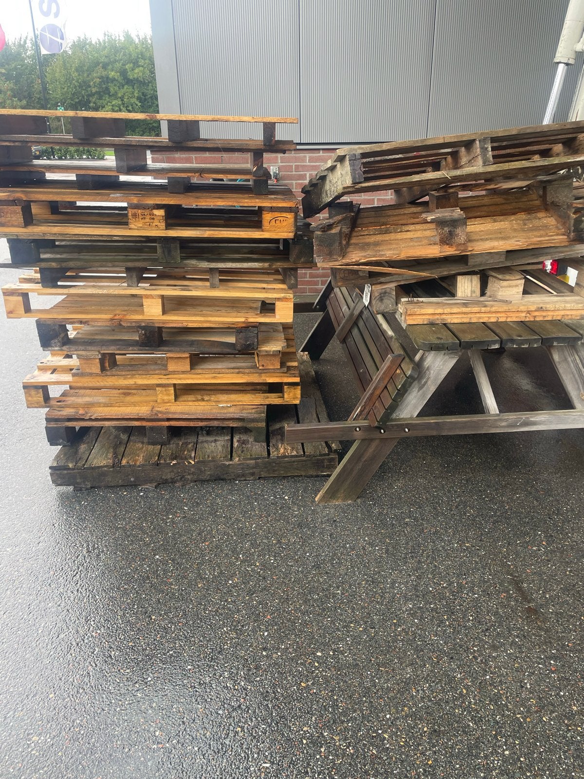 Gratis Openhaardhout: Pallets en Houten Meubels, Tuin en Terras, Haardhout, 3 tot 6 m³, Ophalen of Verzenden, Overige houtsoorten