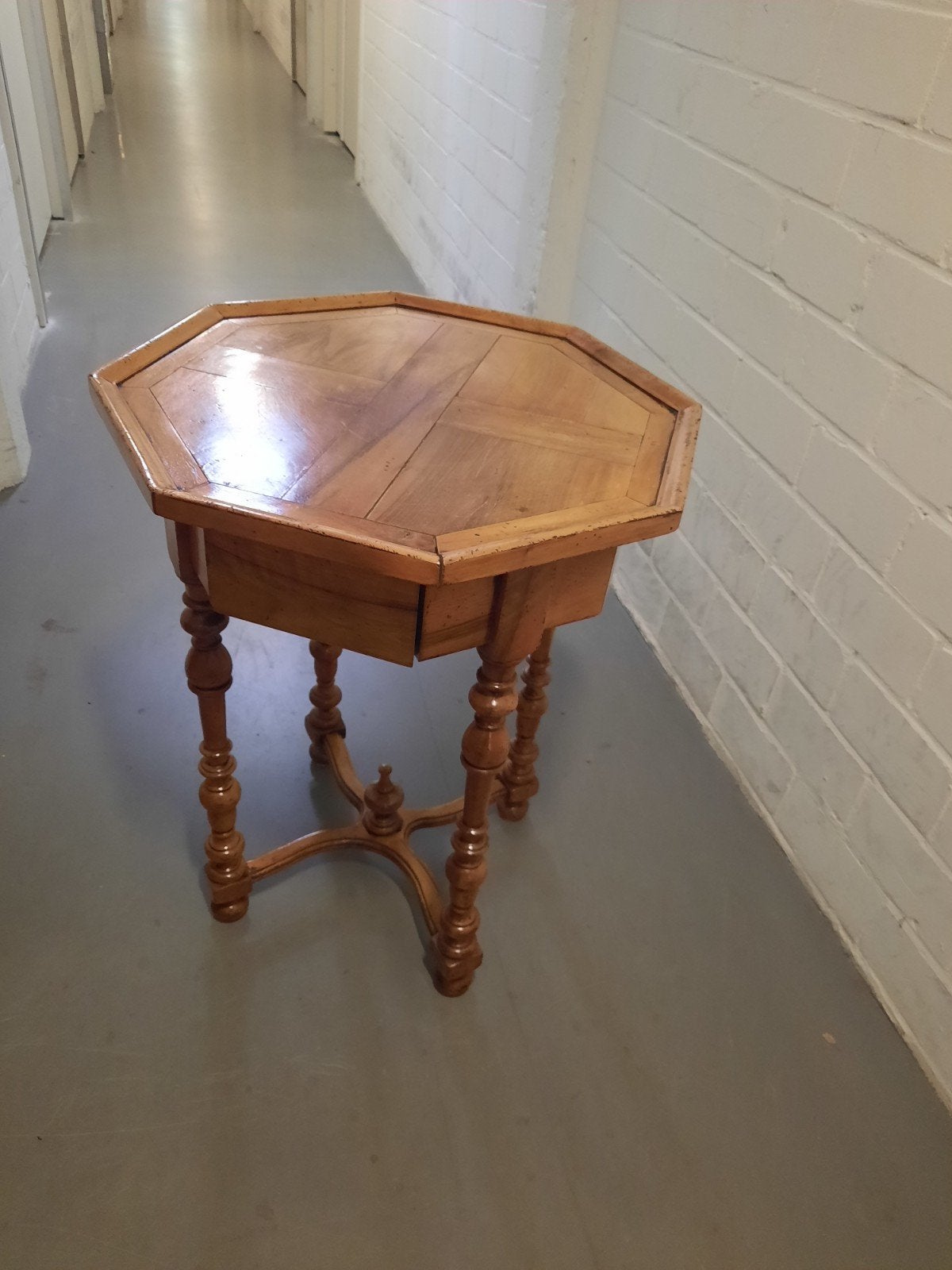 Antieke achthoekige bijzettafel met gedraaide poten, Antiek en Kunst, Ophalen