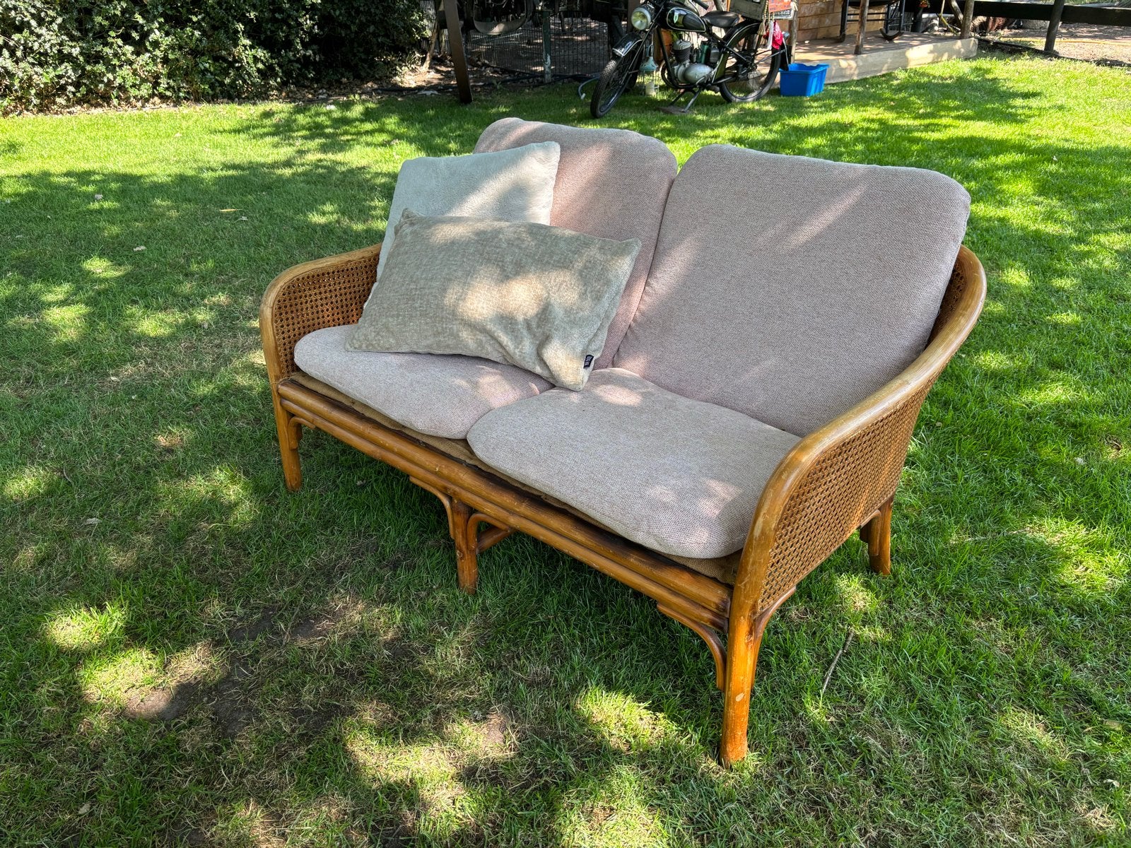 Rotan bankje met kussens, Huis en Inrichting, Banken | Sofa's en Chaises Longues, Ophalen, Gebruikt, Minder dan 75 cm, Tweepersoons